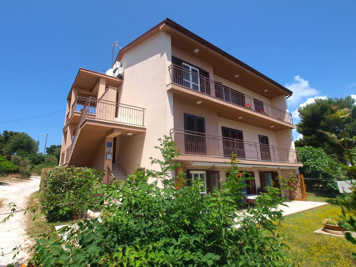 Apartments Lada 1217 Premantura Exterior photo